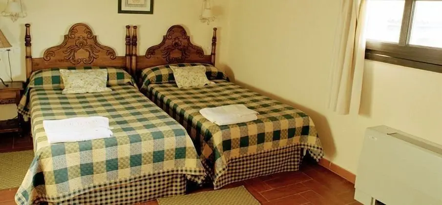 Büyük Yataklı Tek Kişilik Oda