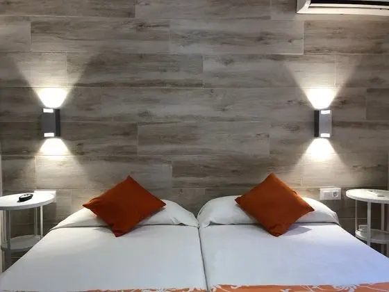 Tek Büyük veya İki Ayrı Yataklı Oda (G)