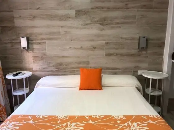 Tek Büyük veya İki Ayrı Yataklı Oda (G)