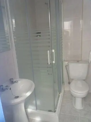 Tek Büyük veya İki Ayrı Yataklı Oda, Ortak Banyo