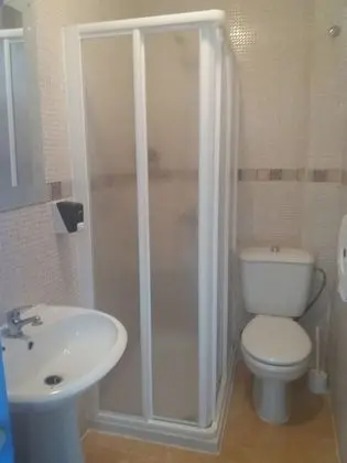 Tek Büyük veya İki Ayrı Yataklı Oda, Ortak Banyo