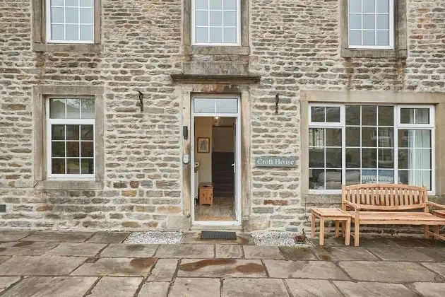 Ev