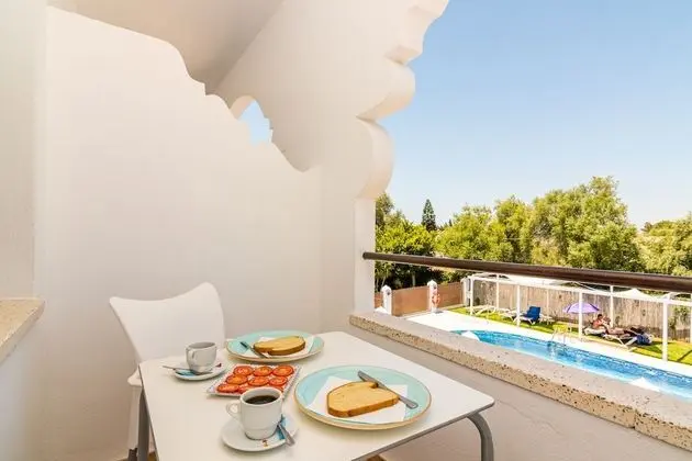 Tek Büyük Yataklı Oda, Havuz Manzaralı