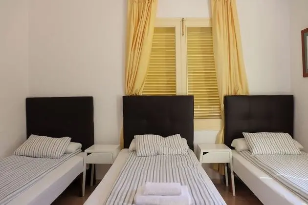 Üç Kişilik Oda, 1 Yatak Odası