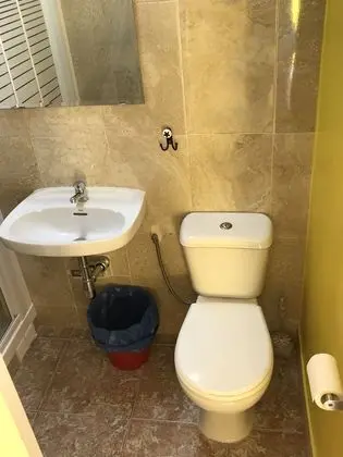 Üç Kişilik Oda, Ortak Banyo