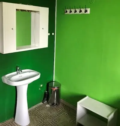 Üç Kişilik Oda, Ortak Banyo