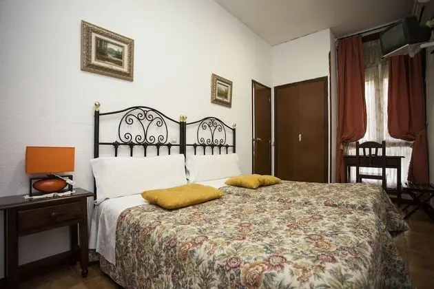 Tek Büyük Yataklı Oda, Penceresiz