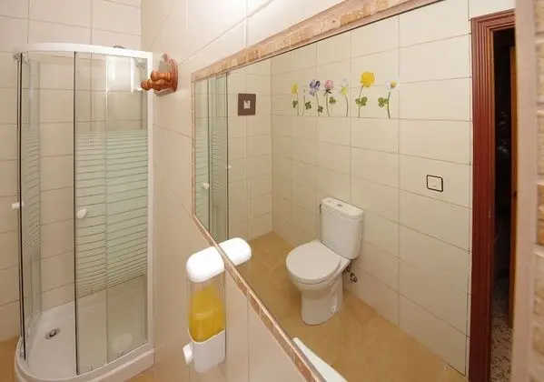Ortak Ranzalı Oda, 1 Tek Kişilik Yatak, Özel Banyo ( 4 Bedroom)