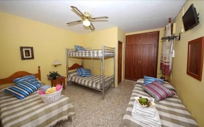 Ortak Ranzalı Oda, 1 Tek Kişilik Yatak, Özel Banyo ( 4 Bedroom)