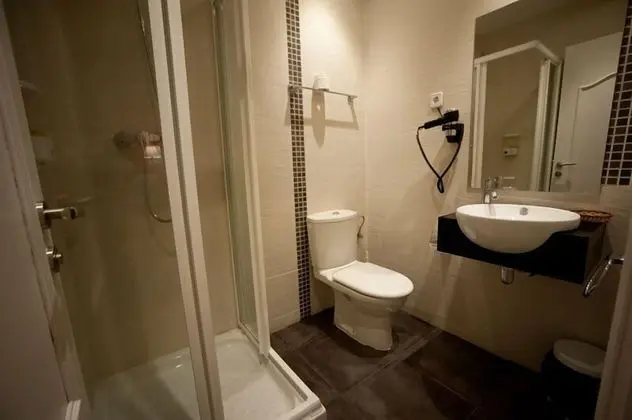 Üç Kişilik Oda, Ortak Banyo