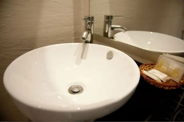 Üç Kişilik Oda, Ortak Banyo