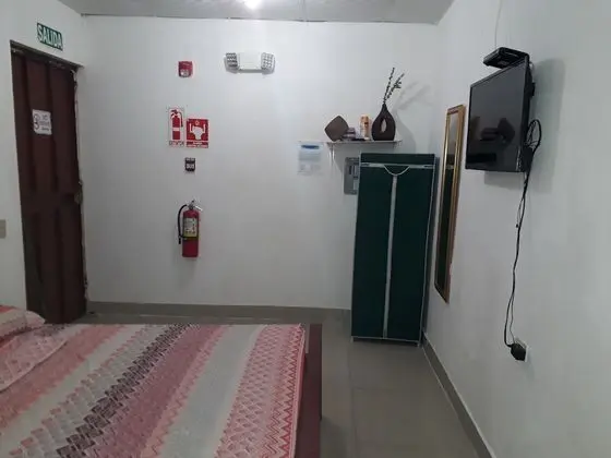 Dört Kişilik Oda, 2 Çift Kişilik Yatak, Ortak Banyo, Köşe