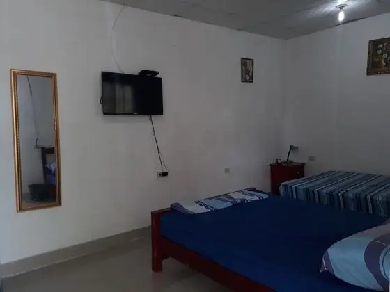 Dört Kişilik Oda, 2 Çift Kişilik Yatak, Ortak Banyo, Köşe