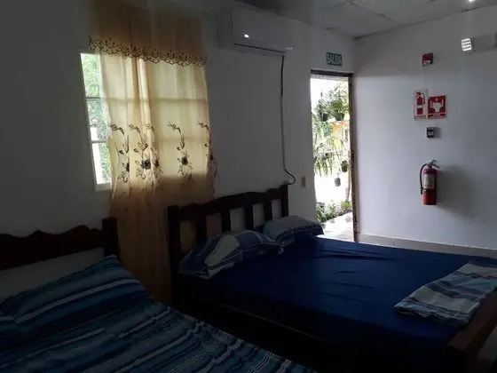 Dört Kişilik Oda, 2 Çift Kişilik Yatak, Ortak Banyo, Köşe