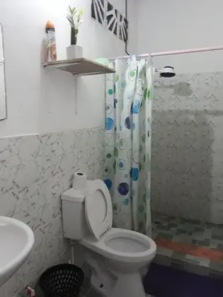 Dört Kişilik Oda, 2 Çift Kişilik Yatak, Ortak Banyo, Köşe
