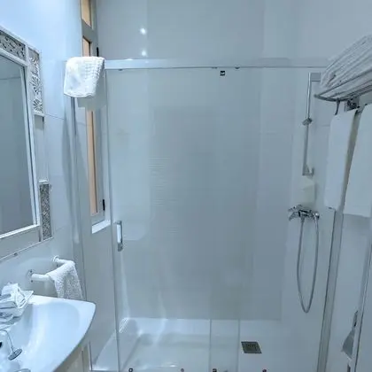 Standard Tek Büyük Yataklı Oda (With extra bed )