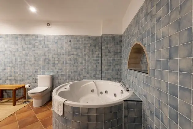 Deluxe Tek Büyük Yataklı Oda (Farigola)