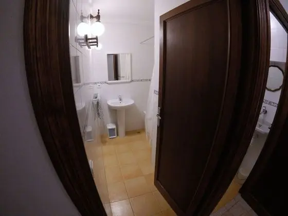 Tek Büyük Yataklı Oda, Ortak Banyo