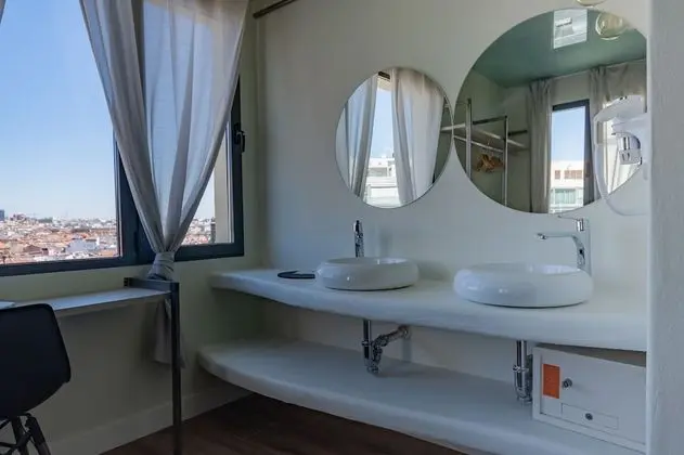 Üç Kişilik Oda, Şehir Manzaralı