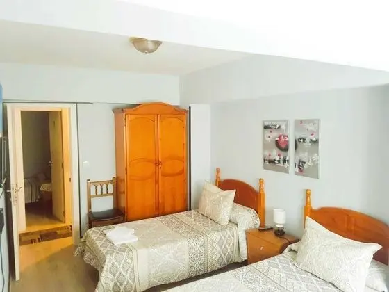 İki Ayrı Yataklı Oda, Ortak Banyo