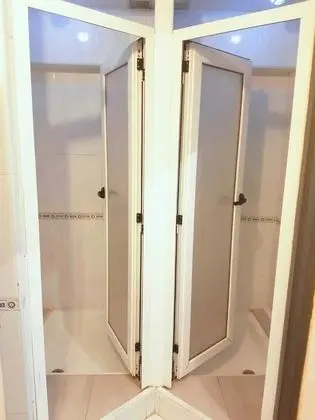 Üç Kişilik Oda, Ortak Banyo