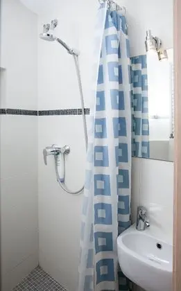 Tek Büyük veya İki Ayrı Yataklı Oda, Ortak Banyo