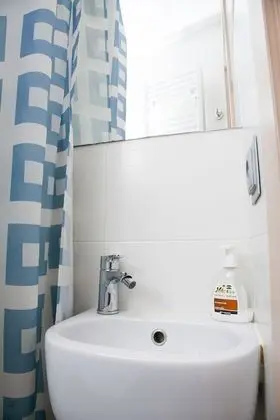 Tek Büyük veya İki Ayrı Yataklı Oda, Ortak Banyo