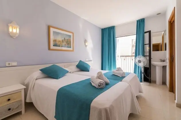 Habitación doble con balcón, vista parcial al mar.