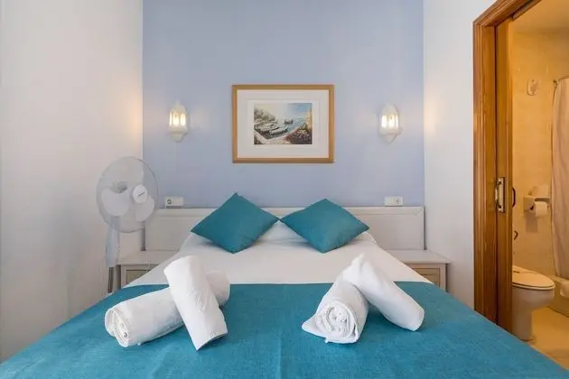 Habitación doble con balcón, vista parcial al mar.