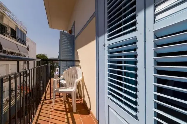 Habitación doble con balcón, vista parcial al mar.