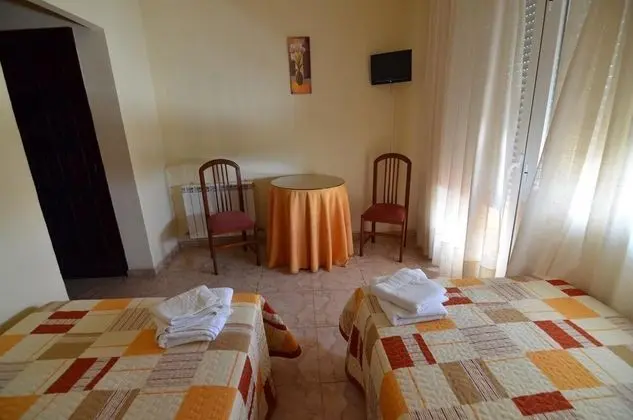 İki Ayrı Yataklı Oda, Ortak Banyo