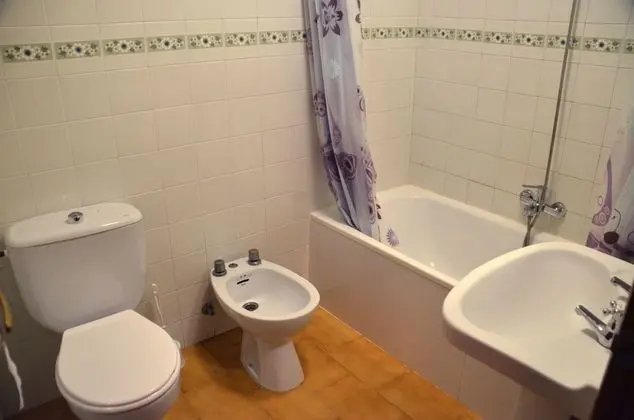 İki Ayrı Yataklı Oda, Ortak Banyo