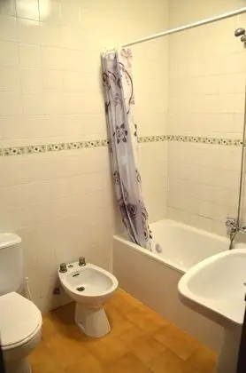 İki Ayrı Yataklı Oda, Ortak Banyo