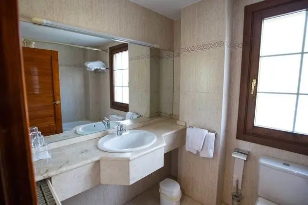 Büyük Yataklı Tek Kişilik Oda