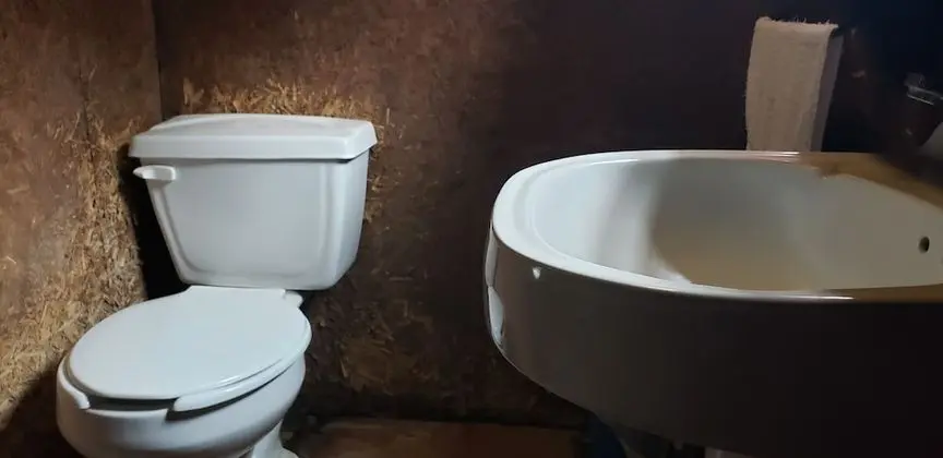 Kulübe, Banyolu/Duşlu, Göl Kenarı