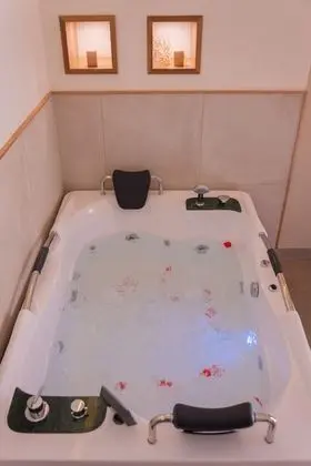 Tek Büyük Yataklı Oda, Sıcak Su Havuzu