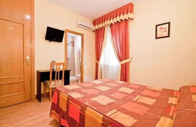 Büyük Yataklı Tek Kişilik Oda