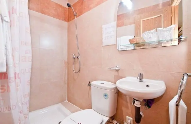 Büyük Yataklı Tek Kişilik Oda