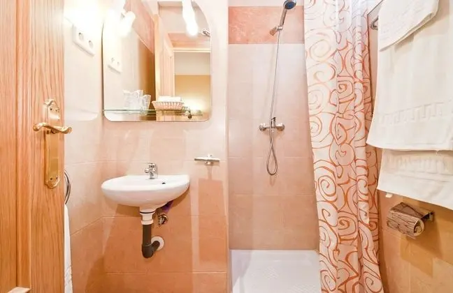 Büyük Yataklı Tek Kişilik Oda