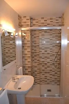 Tek Büyük Yataklı Oda, Şehir Manzaralı (Double Room + Rollaway Bed)