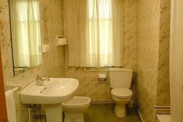 Tek Büyük Yataklı Oda, Ortak Banyo