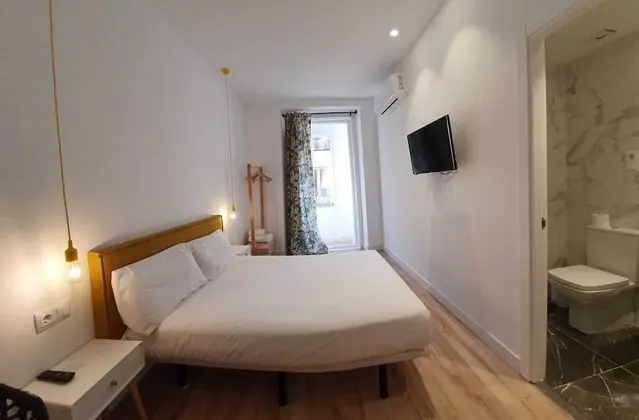 City Tek Büyük Yataklı Oda