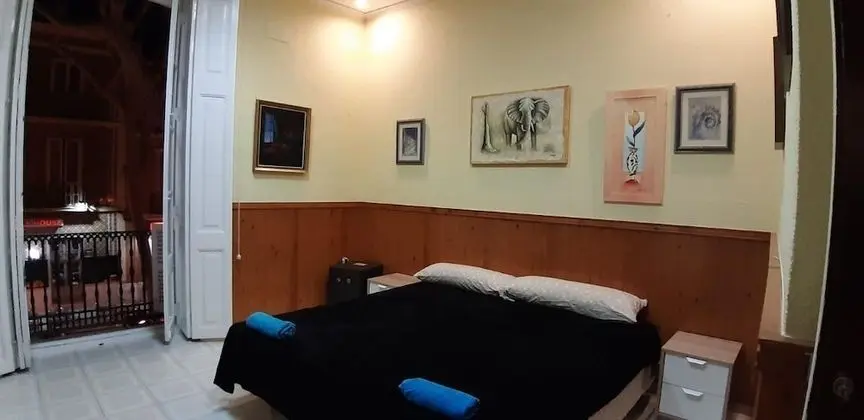 Tek Büyük Yataklı Oda, Ortak Banyo (with balcony 1)