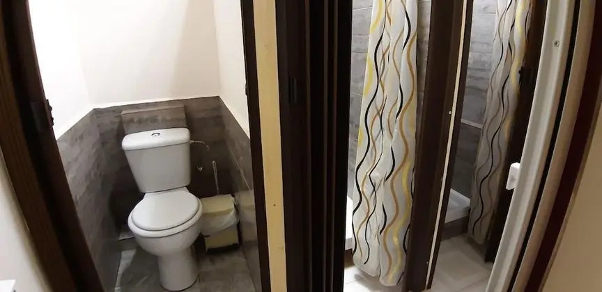 Tek Büyük Yataklı Oda, Ortak Banyo (with balcony 1)