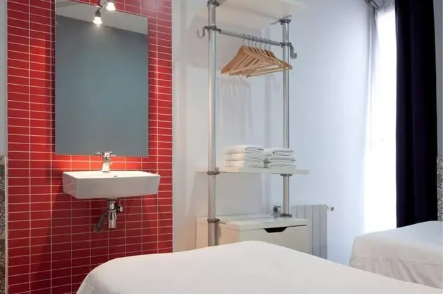 Üç Kişilik Oda, Ortak Banyo