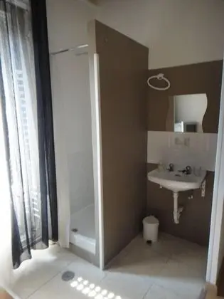 Tek Büyük Yataklı Oda, Ortak Banyo