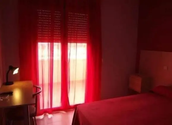 Büyük Yataklı Tek Kişilik Oda