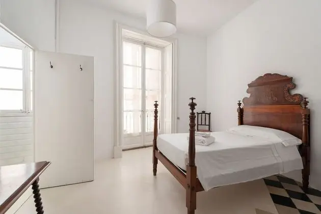 Tek Büyük Yataklı Oda, Ortak Banyo