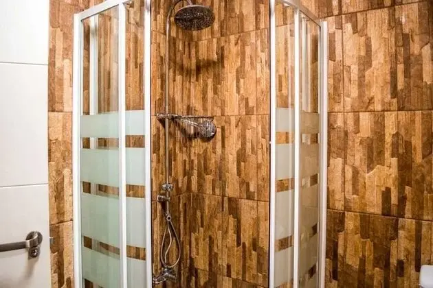 Tek Büyük Yataklı Oda, Ortak Banyo