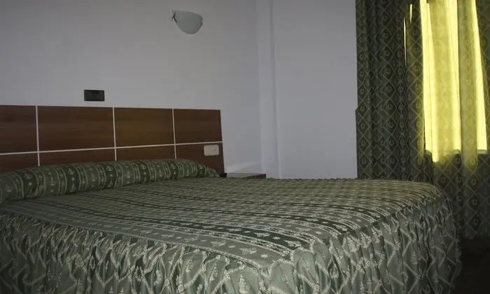 Büyük Yataklı Tek Kişilik Oda